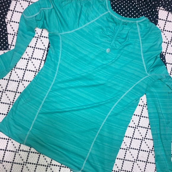 2 long sleeve rash guards - Picture 4 of 9